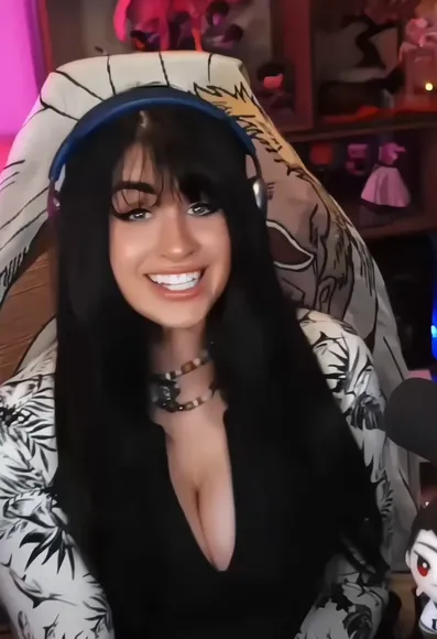 Smf_frieza Deep V-Neck Tease OnlyFans Video Leaked