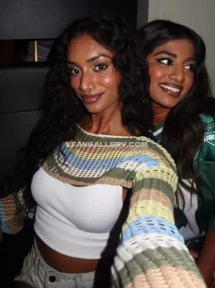 Smrxthi Crop Top Selfie Pose OnlyFans Photo Leaked