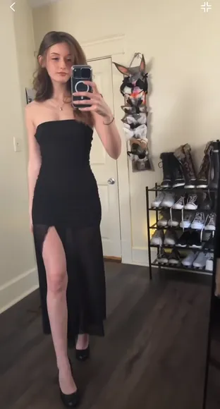 Soggyalien High Slit Leg Tease OnlyFans Video Leaked
