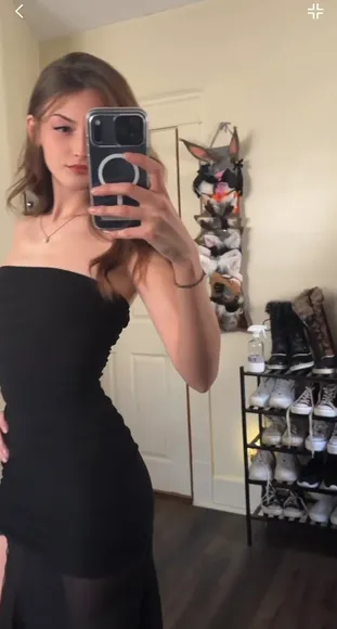 Soggyalien High Slit Leg Tease OnlyFans Video Leaked
