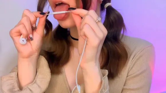 Solyasmr Tongue Tease With Earbuds OnlyFans Video Leaked