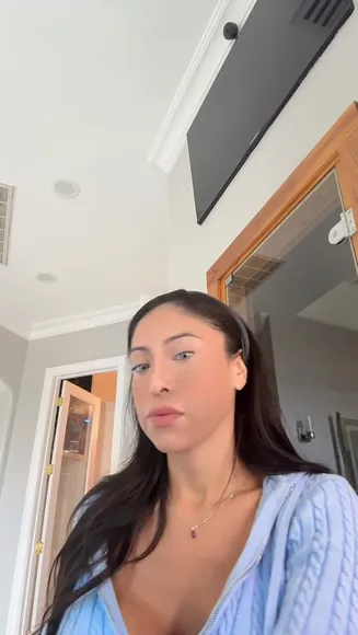 Soniaalxis92 Braless Blue Sweater OnlyFans Video Leaked