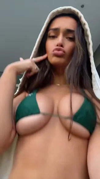 Sophia_chugranis Green Bikini Top Tease OnlyFans Video Leaked