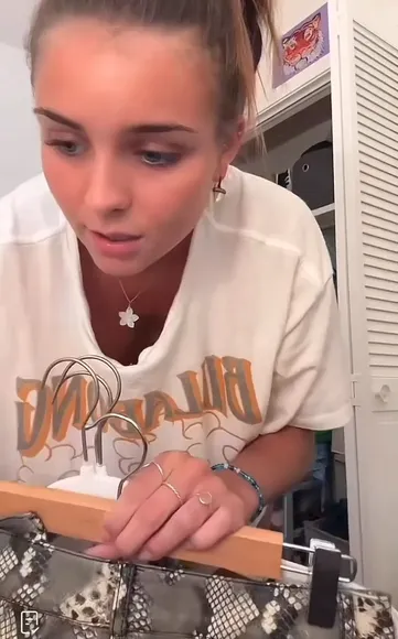 Sophiee_annn T-Shirt And Hangers OnlyFans Video Leaked