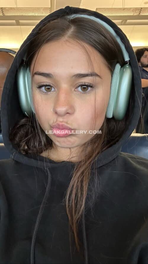Sophie Rain Hoodie And Headphones Pose OnlyFans Photo Leaked