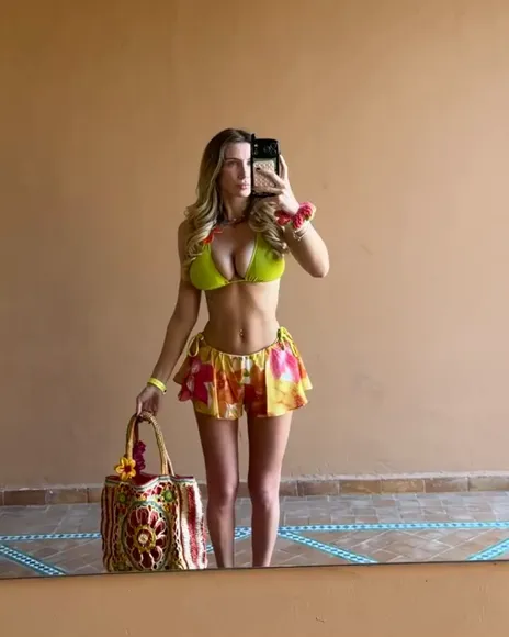 Sozzlepopp Bikini Mirror Selfie Pose OnlyFans Video Leaked