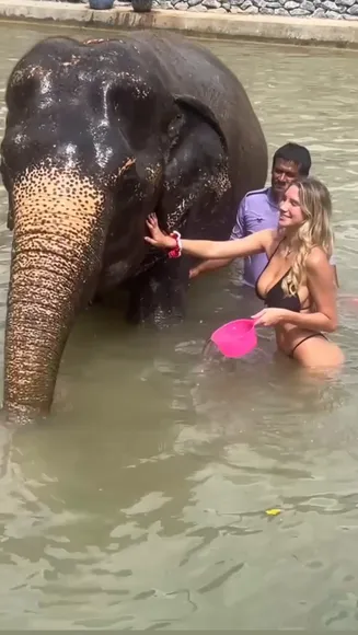 Sozzlepopp Black Bikini Elephant Bath OnlyFans Video Leaked