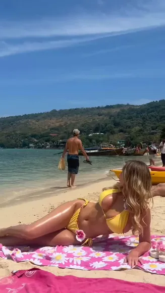 Sozzlepopp Yellow Bikini Beach Pose OnlyFans Video Leaked