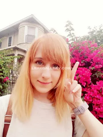 Squchan Peace Sign Outdoors OnlyFans Photo Leaked