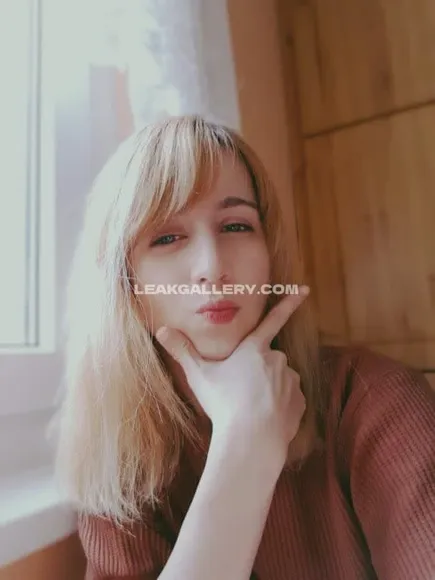 Squchan Hand On Chin Pose OnlyFans Photo Leaked
