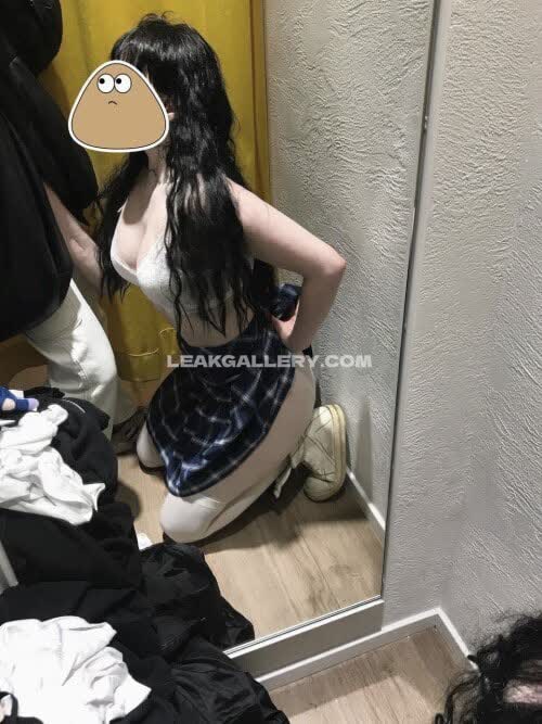 Sqwrtick3000 Kneeling In Plaid Skirt OnlyFans Photo Leaked