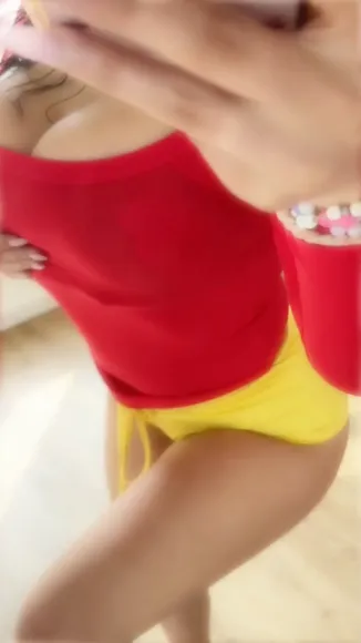 Ssknaxs Red Top Yellow Shorts OnlyFans Video Leaked