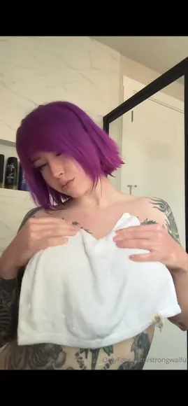 Strongwaifu Towel Tease In Shower OnlyFans Video Leaked