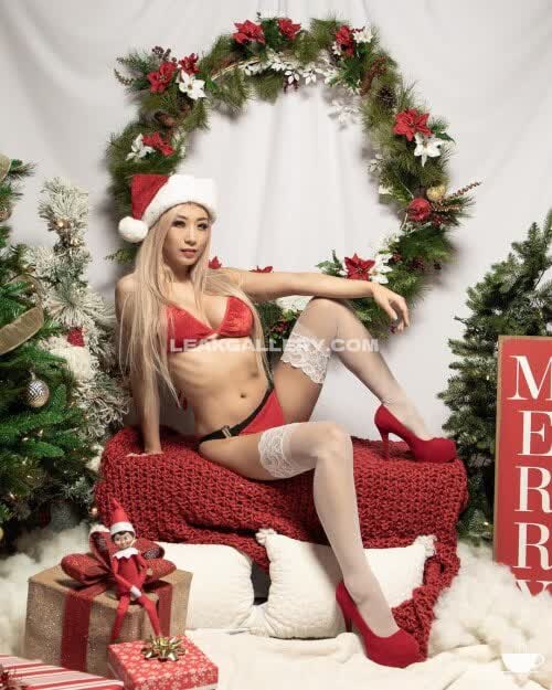 Sukiyuki3 Santa Hat Red Lingerie OnlyFans Photo Leaked
