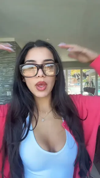Summer_jassim Pink Cardigan Tease OnlyFans Video Leaked