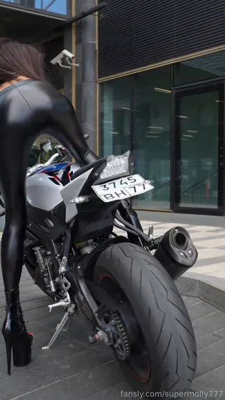 Supermolly777 Leather Pants Ass Pose OnlyFans Video Leaked