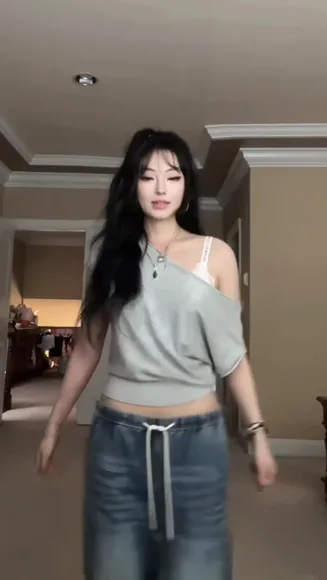 Susansunn Off-Shoulder Top Tease OnlyFans Video Leaked