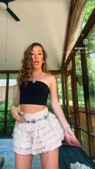 Sydney Lint Ruffled Skirt Tease OnlyFans Video Leaked