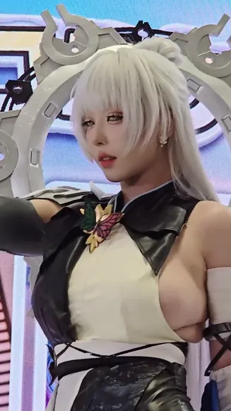 Takomayuyi Cleavage-Baring Cosplay Pose OnlyFans Video Leaked