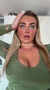 Tamaraelders Green Top Cleavage OnlyFans Photo Leaked