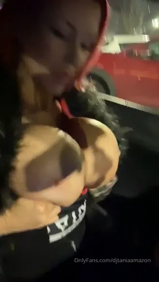 Tania_amazon Low-Cut Black Bodysuit OnlyFans Video Leaked