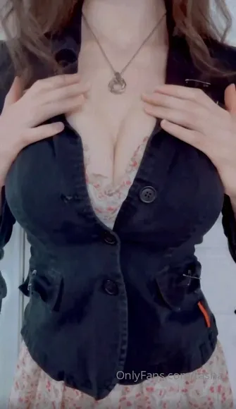 Tasha Deep V Neck Tease OnlyFans Video Leaked