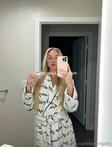 Taylorgallo Robe Selfie Pose OnlyFans Photo Leaked