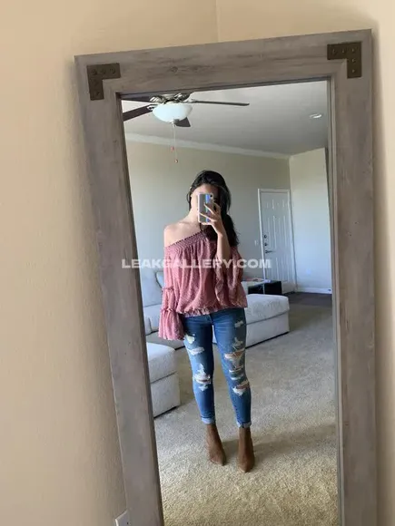 Theanvu Off Shoulder Top Pose OnlyFans Photo Leaked