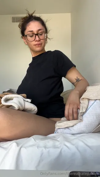 Therealkateparker Topless Bed Tease OnlyFans Video Leaked