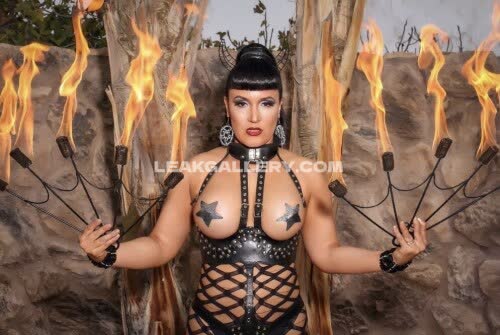 Thezombae Leather Bodysuit Stripping OnlyFans Photo Leaked