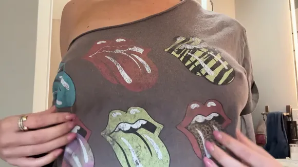 Thousandhunny Off-Shoulder Tee Tease OnlyFans Video Leaked