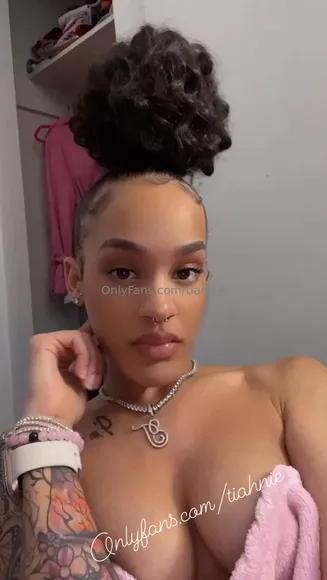 Tiahnie Topless Towel Tease OnlyFans Video Leaked