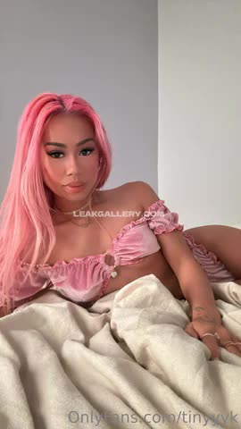Tinyyyk Pink Hair Topless Pose OnlyFans Photo Leaked