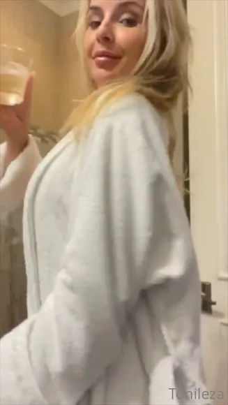 Toni Leza Bathrobe Tease And Twerk OnlyFans Video Leaked