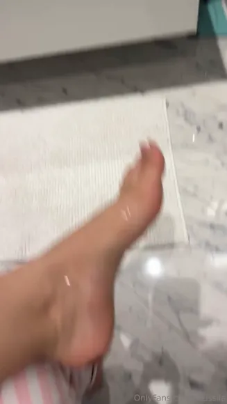 Twinkledolly Oiled Toes Massage OnlyFans Video Leaked