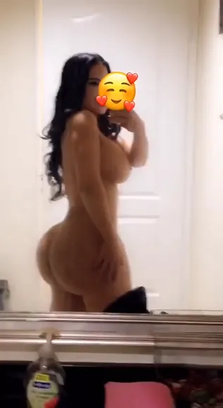 Uchiuchii Naked Ass Mirror Pose OnlyFans Video Leaked