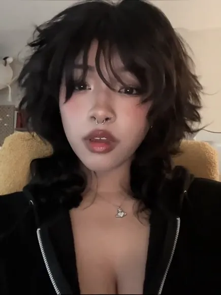 Uniquesora Black Hoodie Cleavage Tease OnlyFans Video Leaked