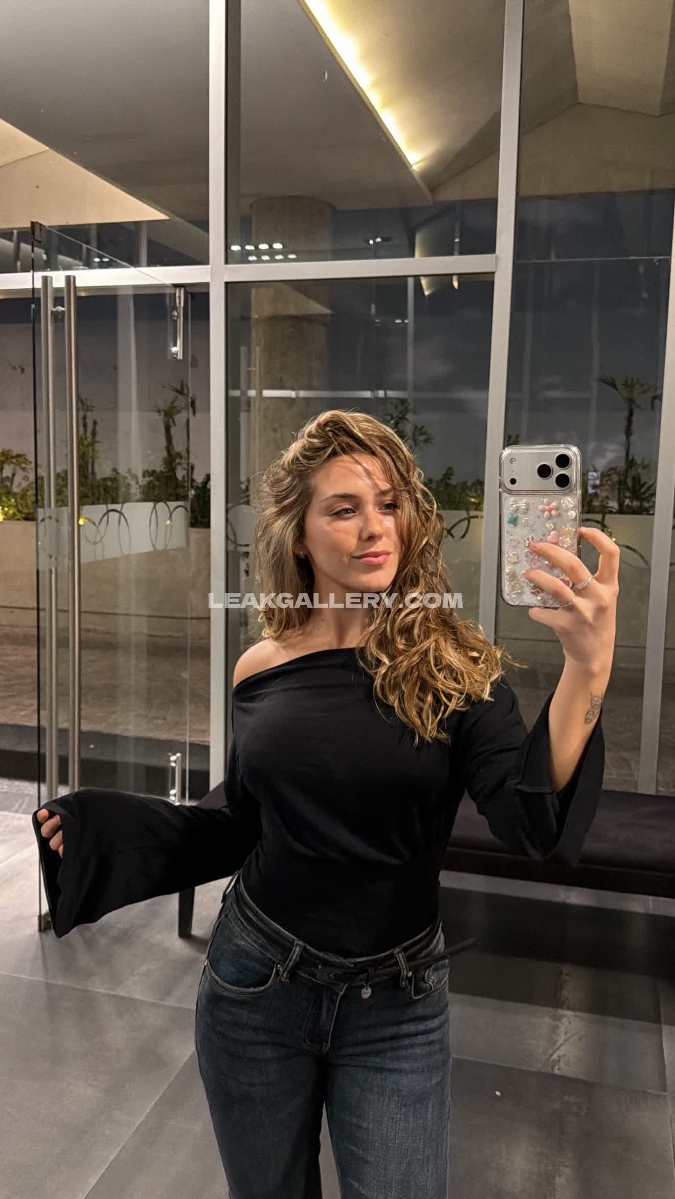 Valen Borelli Off-Shoulder Top Tease OnlyFans Photo Leaked