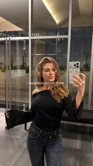 Valen Borelli Off-Shoulder Top Tease OnlyFans Photo Leaked