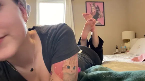 Valeriewhitebby Feet Play On Bed OnlyFans Video Leaked