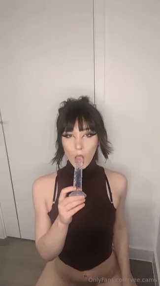 Vee.cams Sucking Clear Dildo OnlyFans Video Leaked