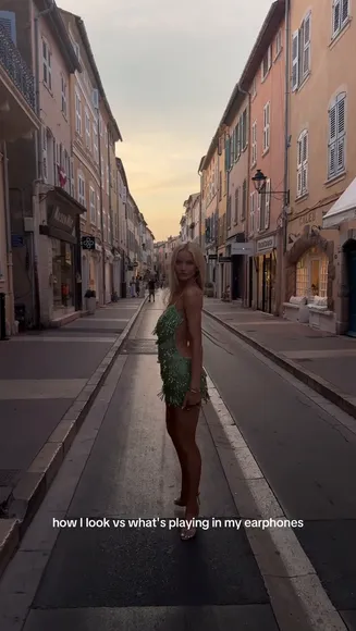 Victoriaturnerr Backless Fringe Dress Strut OnlyFans Video Leaked