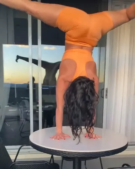 Violetadeemoves Handstand In Orange Bodysuit OnlyFans Video Leaked