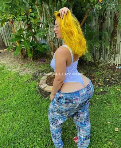 Woealexandra Plaid Pants Ass Flex OnlyFans Photo Leaked
