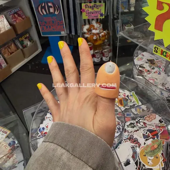 Wormsheriff Yellow Nails With Novelty Ring OnlyFans Photo Leaked