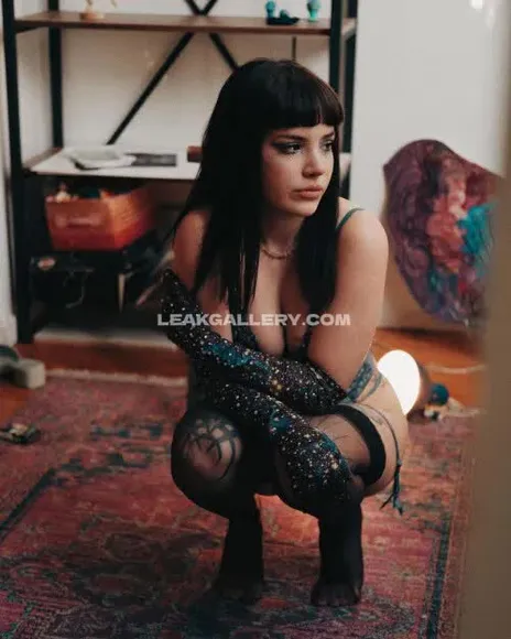 Wtfh4nde Glitter Bodysuit Squat Pose OnlyFans Photo Leaked