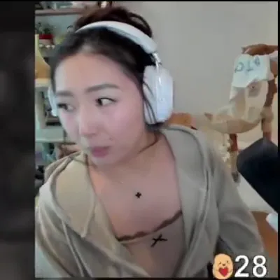 Xchocobars Hoodie And Headphones OnlyFans Video Leaked