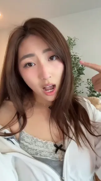 Xchocobars Off-Shoulder Top Tease OnlyFans Video Leaked