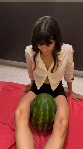 Xnekomi Watermelon Between Thighs OnlyFans Video Leaked
