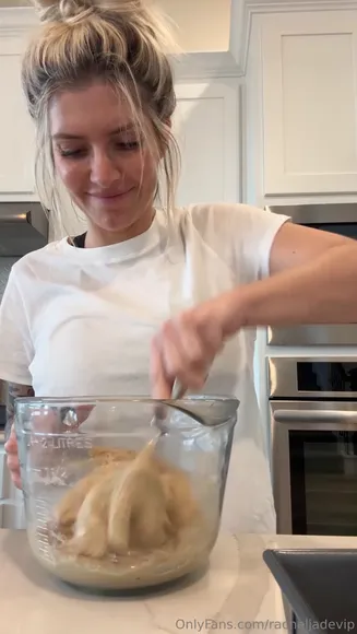 Xrxceegxrlx Bare Midriff While Baking OnlyFans Video Leaked